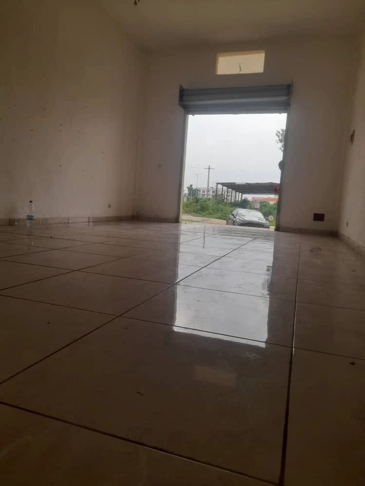 Non-standard housing for rent 250 m². ANGRE DJOROBITE 1 BASE CIE. 