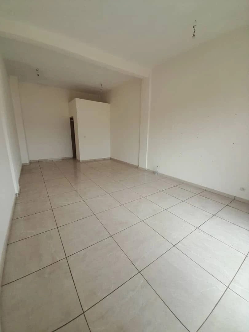 Non-standard housing for rent 250 m². ANGRE DJOROBITE 1 BASE CIE. 