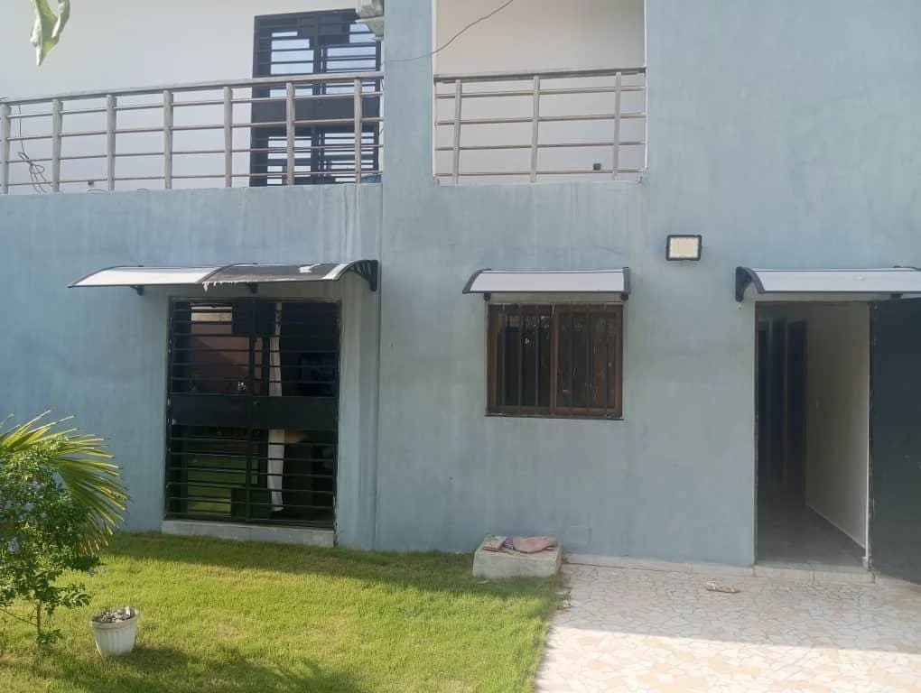 Villa for rent 350 m². Grand-Bassam. 