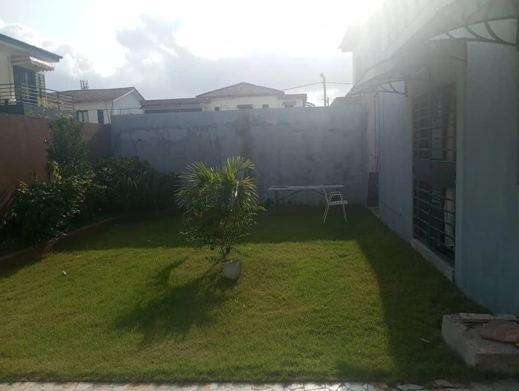 Villa for rent 350 m². Grand-Bassam. 