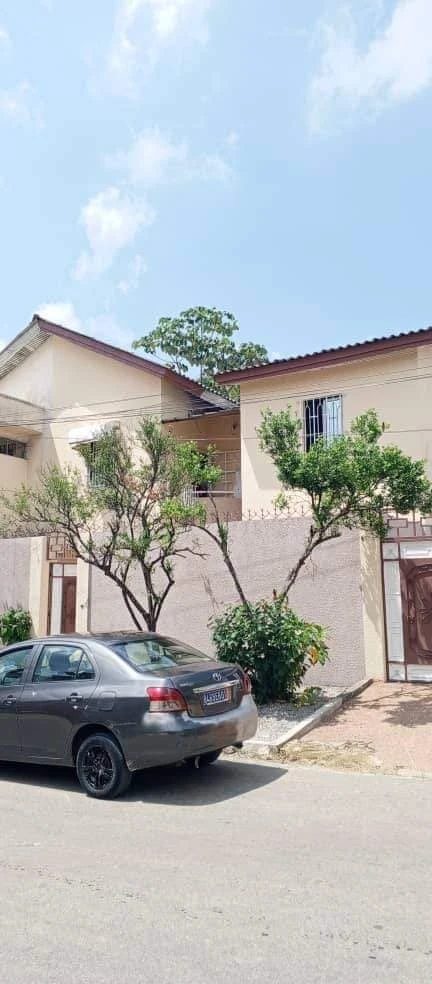 Rent half of the house 300 m². ANGRE DJIBI. 