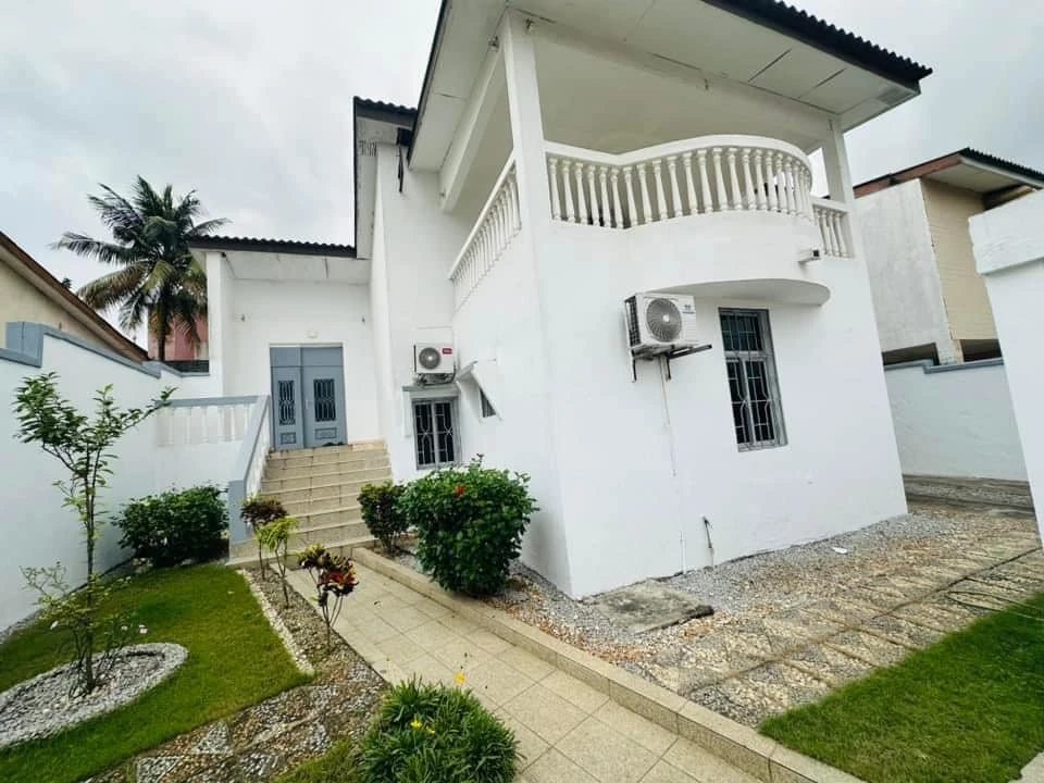 Villa for rent 250 m². Bingerville. 